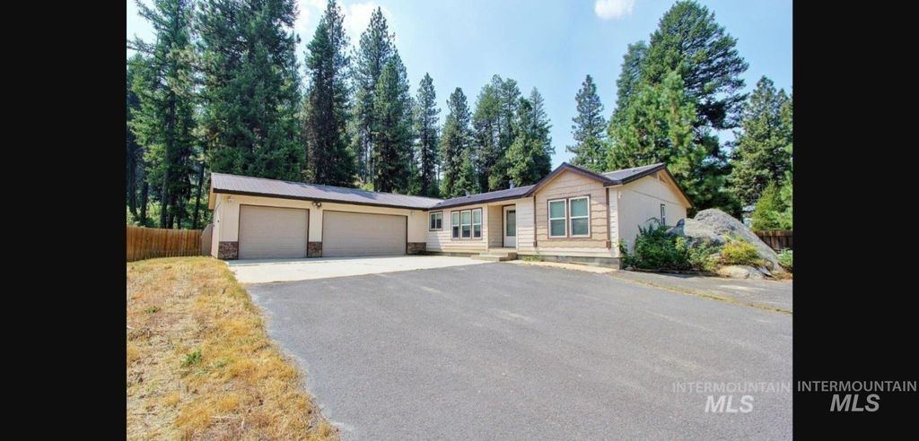 Photo of 1649 Crown Point Pkwy, Cascade, ID 83611 (MLS # 98983815)
