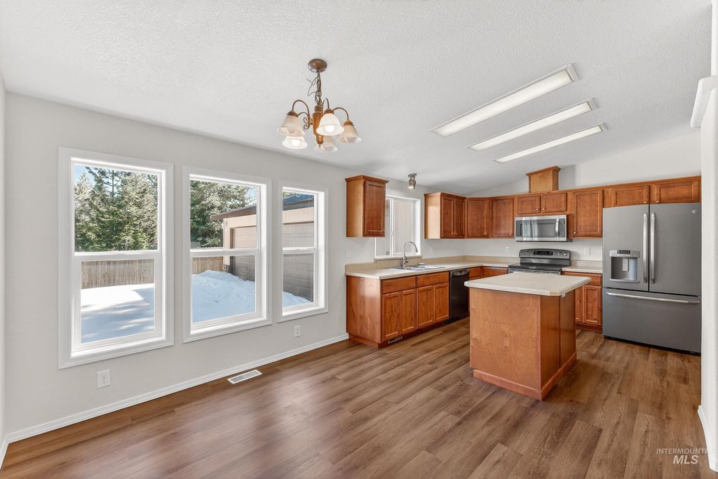 Photo of 1649 Crown Point Pkwy, Cascade, ID 83611 (MLS # 98983815)