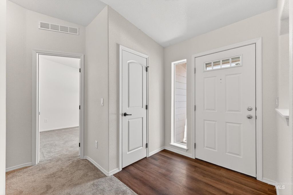 Photo of 1649 Crown Point Pkwy, Cascade, ID 83611 (MLS # 98983815)