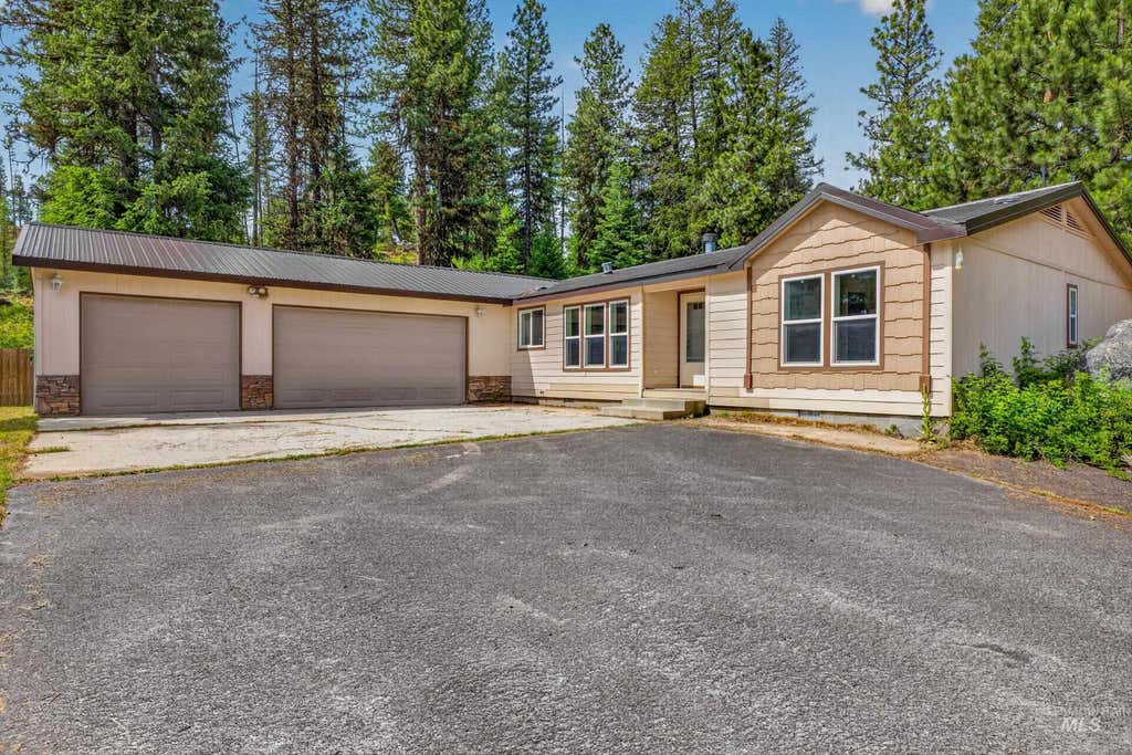 Photo of 1649 Crown Point Pkwy, Cascade, ID 83611 (MLS # 98983815)
