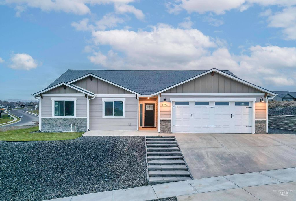 Photo of 1736 Golden Hills Dr, Lewiston, ID 83501 (MLS # 98966542)