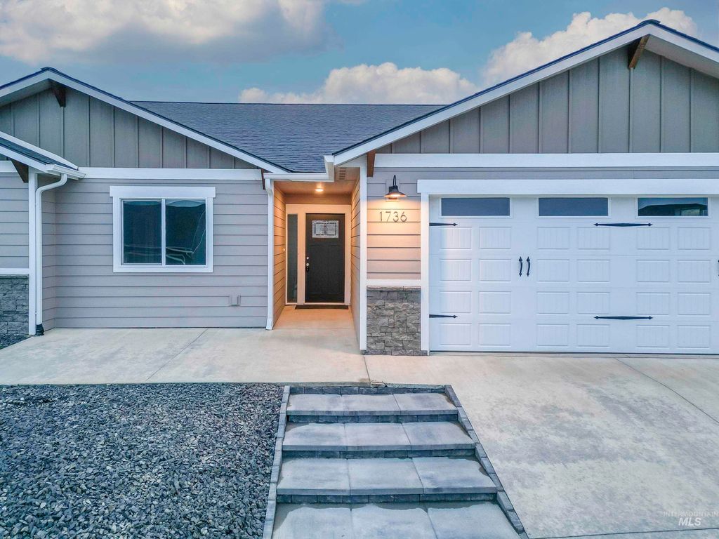 Photo of 1736 Golden Hills Dr, Lewiston, ID 83501 (MLS # 98966542)