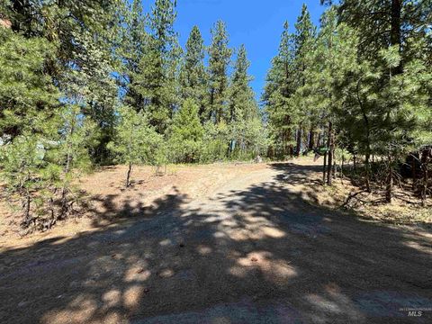 Photo of TBD Frazier Pl, Cascade, ID 83611 (MLS # 98954986)
