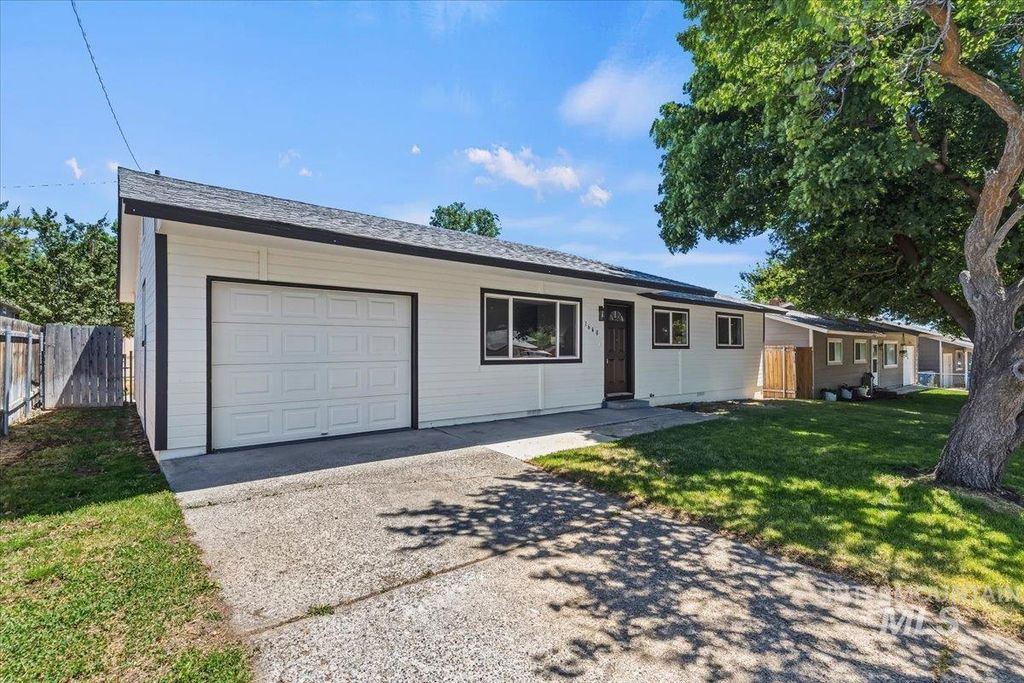 Photo of 1640 N 14th East, Mountain Home, ID 83647 (MLS # 98990381)