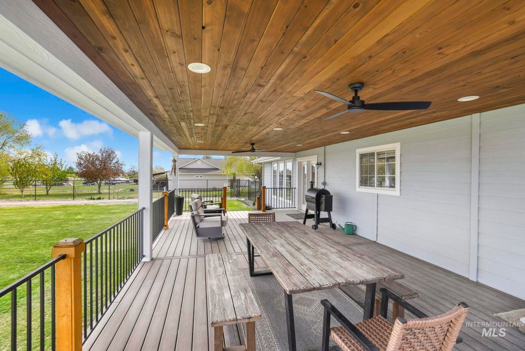 Photo of 2324 Garey Ln, Filer, ID 83328 (MLS # 98982954)