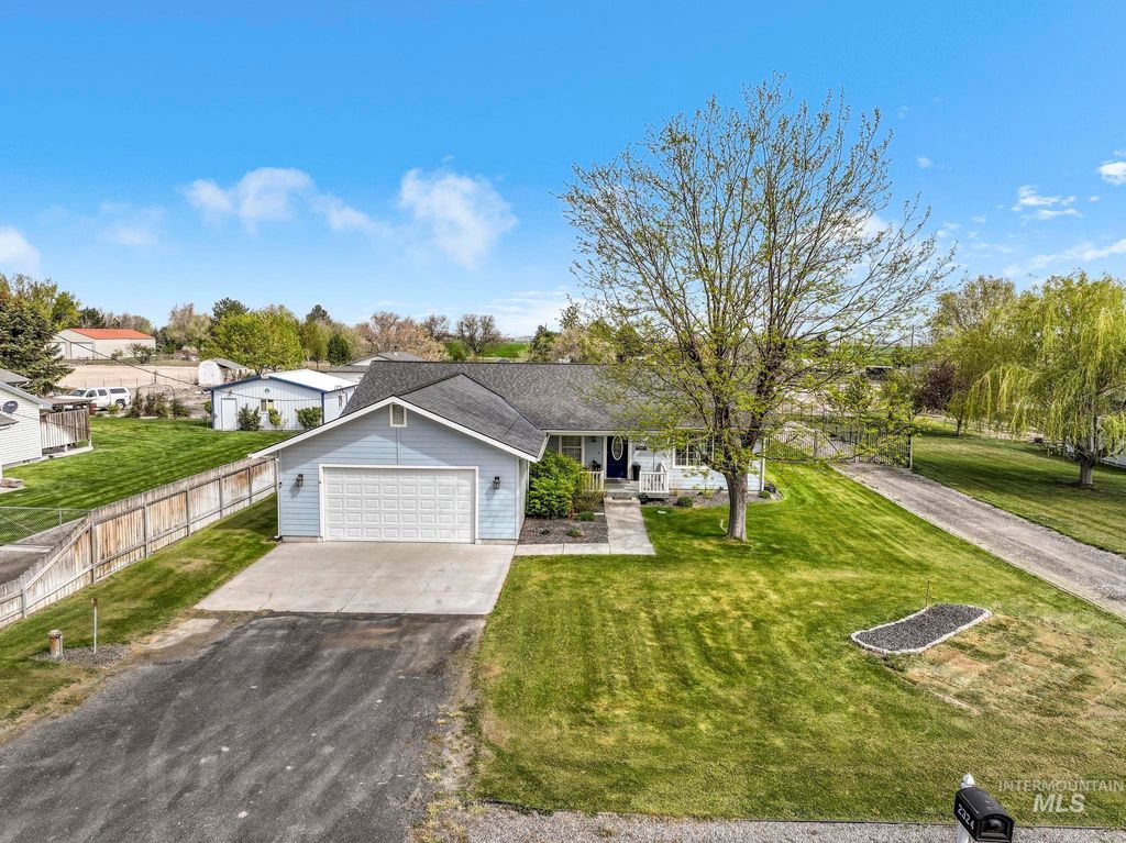 Photo of 2324 Garey Ln, Filer, ID 83328 (MLS # 98982954)