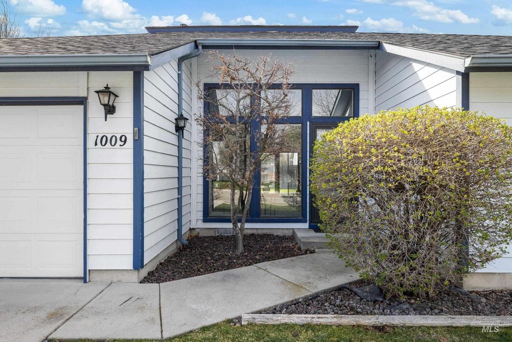 Photo of 1009 W Crest Wood Cir, Meridian, ID 83642 (MLS # 98979507)