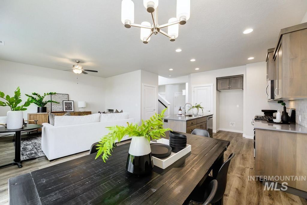 Photo of 165 S Broyhill St, Meridian, ID 83642 (MLS # 98976597)