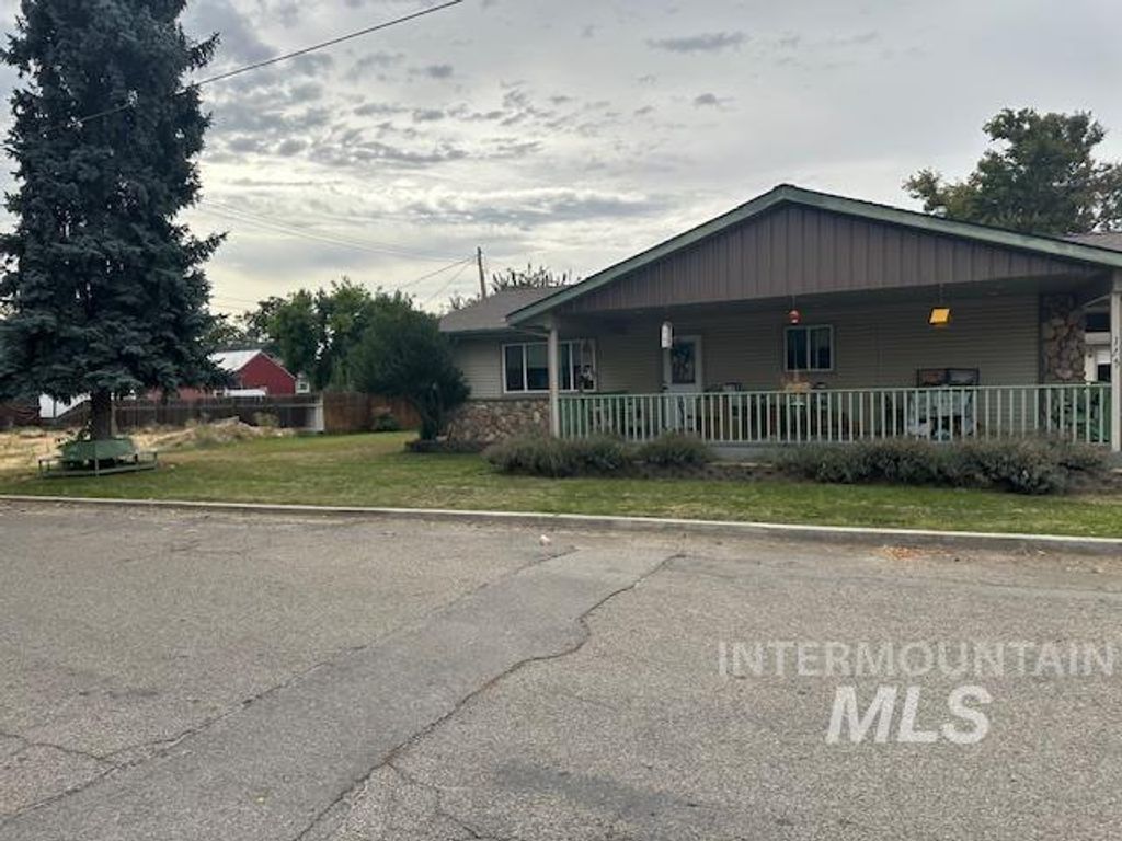Photo of 115 N Moffatt Ave, Emmett, ID 83617 (MLS # 98963404)