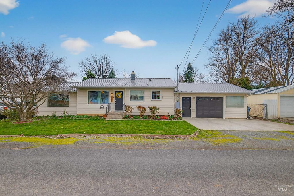 Photo of 733 Airway Ave, Lewiston, ID 83501 (MLS # 98977530)