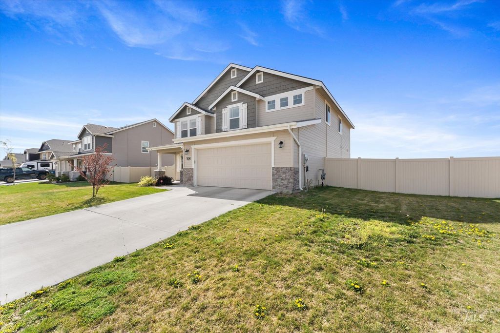 Photo of 705 SW Raelynn St, Mountain Home, ID 83647 (MLS # 98982988)