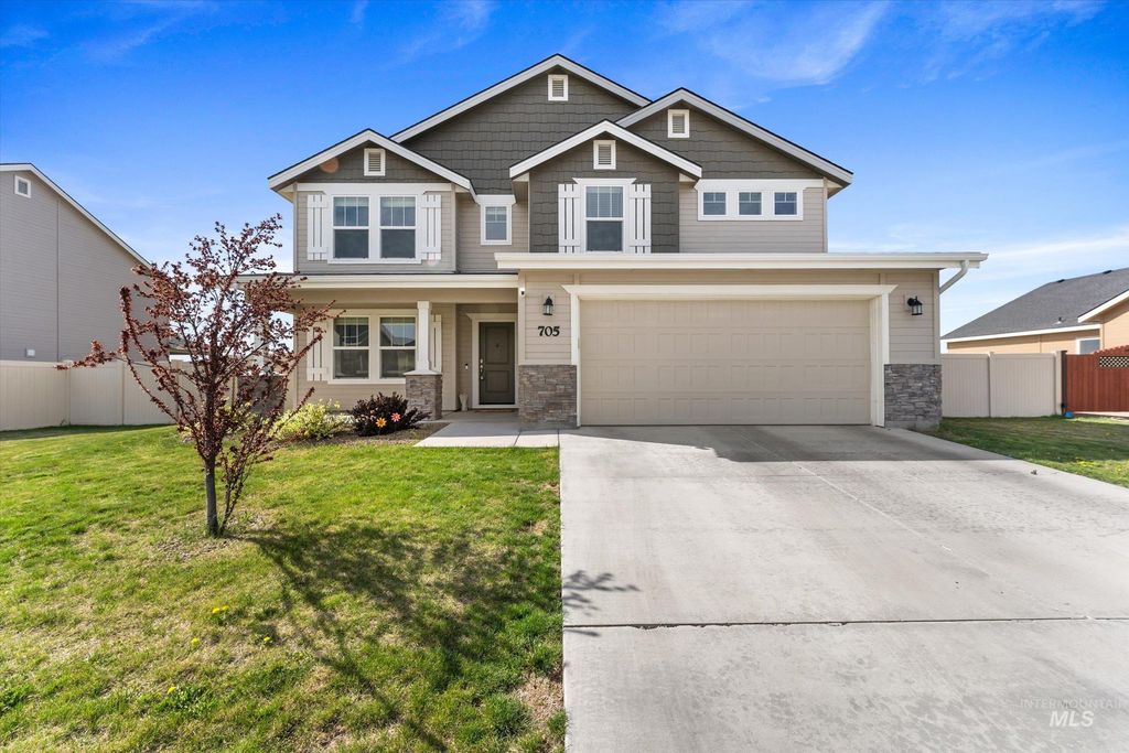 Photo of 705 SW Raelynn St, Mountain Home, ID 83647 (MLS # 98982988)
