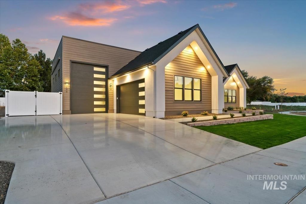 Photo of 196 N Timber Wolf Pl, Eagle, ID 83616 (MLS # 98974775)