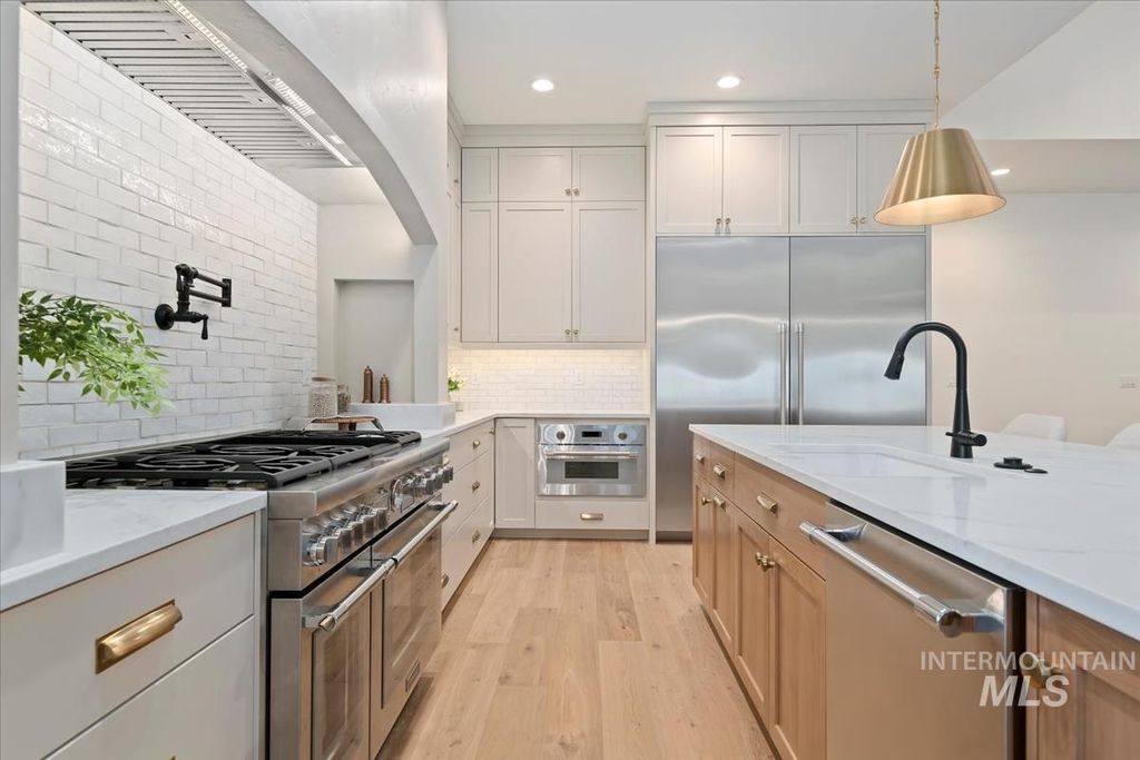 Photo of 196 N Timber Wolf Pl, Eagle, ID 83616 (MLS # 98974775)