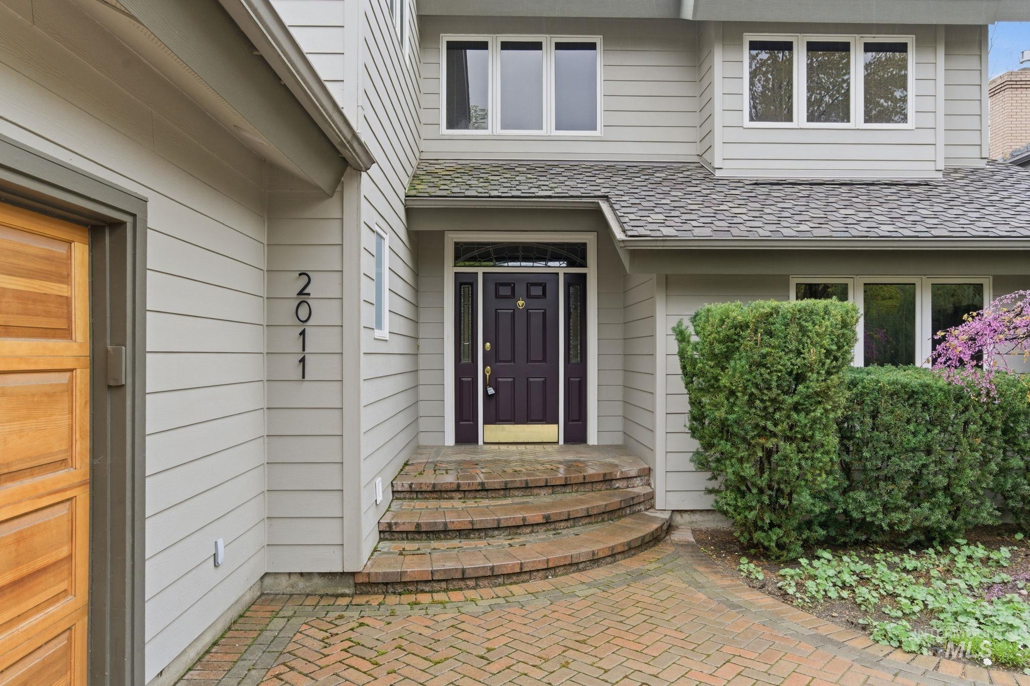 2011 S Creekside Ln