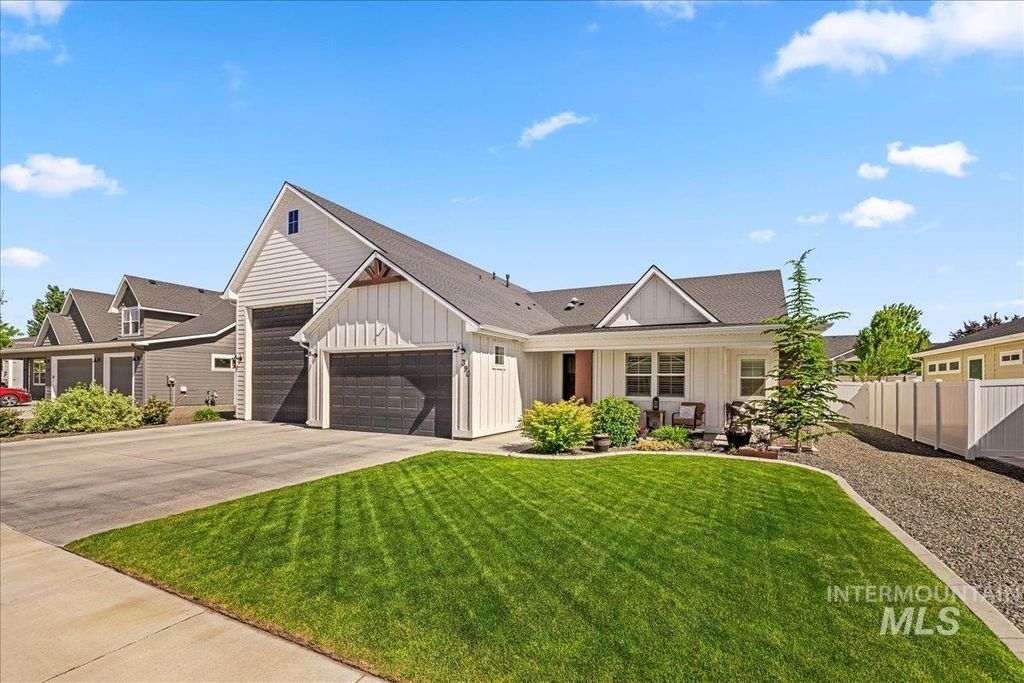 Photo of 390 Fox Lantern Ct, Middleton, ID 83644 (MLS # 98982403)