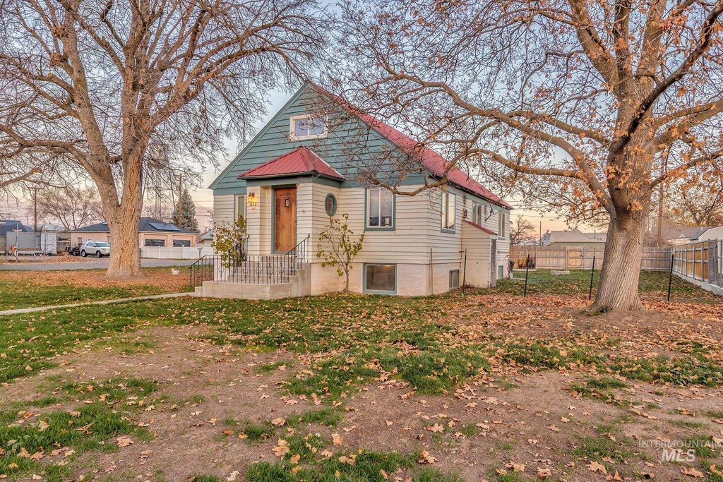 Photo of 612 SW 3rd St, Ontario, OR 97914 (MLS # 98967202)