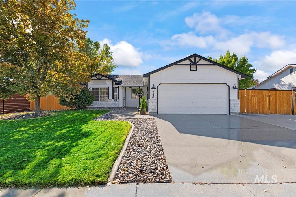 Photo of 545 Sawtooth St, Mountain Home, ID 83647 (MLS # 98965160)