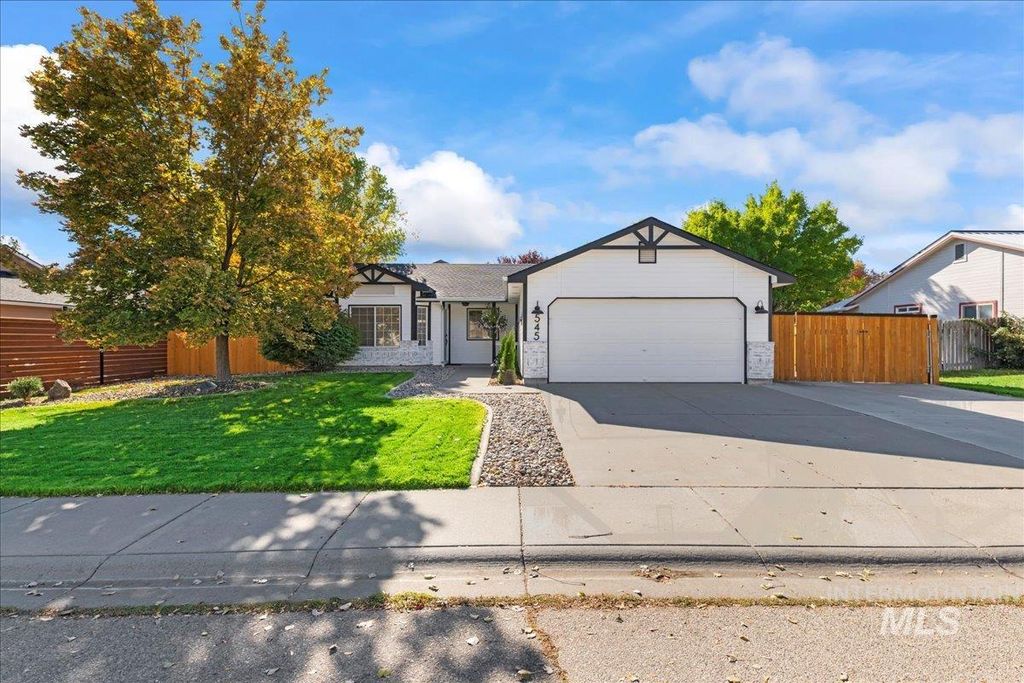 Photo of 545 Sawtooth St, Mountain Home, ID 83647 (MLS # 98965160)