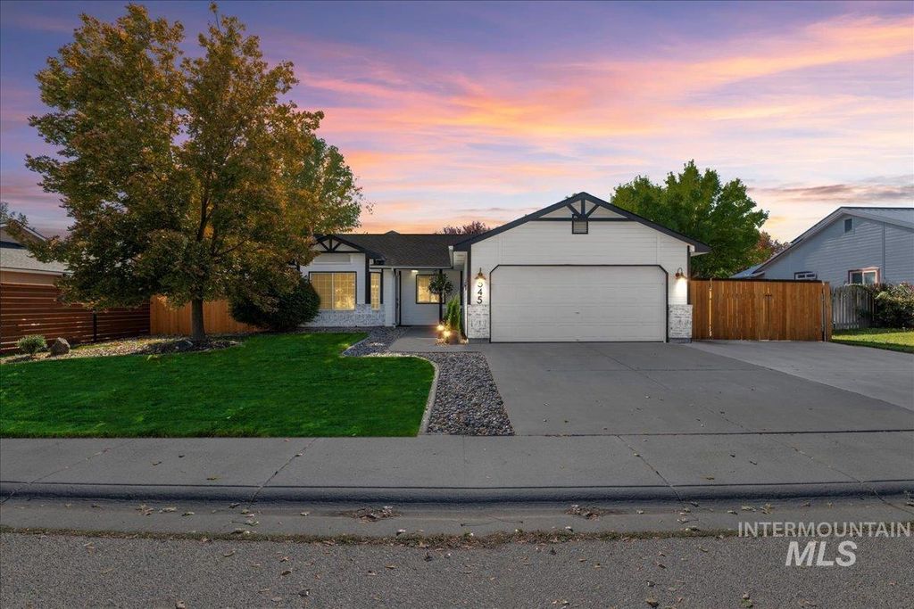 Photo of 545 Sawtooth St, Mountain Home, ID 83647 (MLS # 98965160)