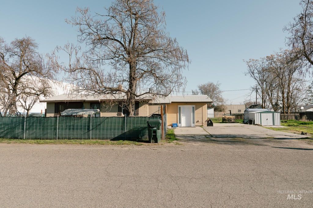 Photo of 211 NE 3rd Ave, Ontario, OR 97914 (MLS # 98978821)