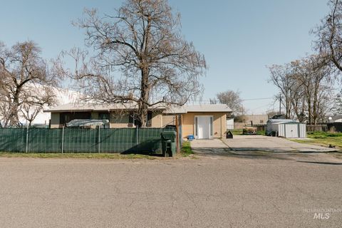 Photo of 211 NE 3rd Ave, Ontario, OR 97914 (MLS # 98978821)