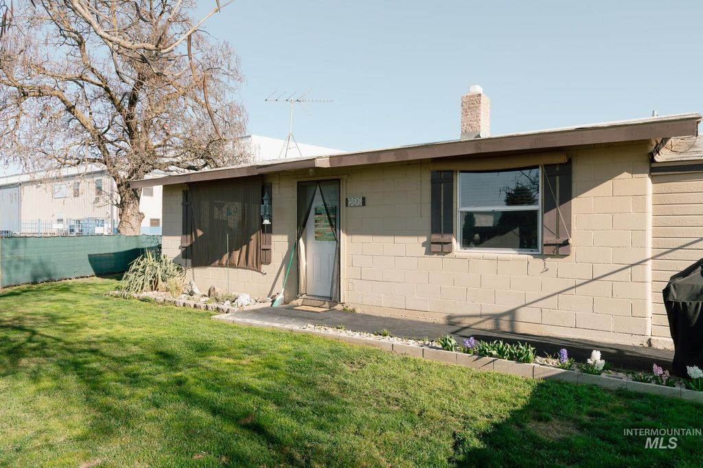 Photo of 211 NE 3rd Ave, Ontario, OR 97914 (MLS # 98978821)