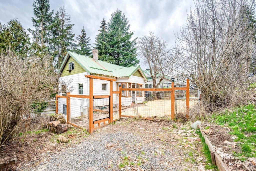 Photo of 415 S Pine St, Troy, ID 83871 (MLS # 98978819)