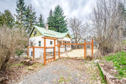 Photo of 415 S Pine St, Troy, ID 83871 (MLS # 98978819)