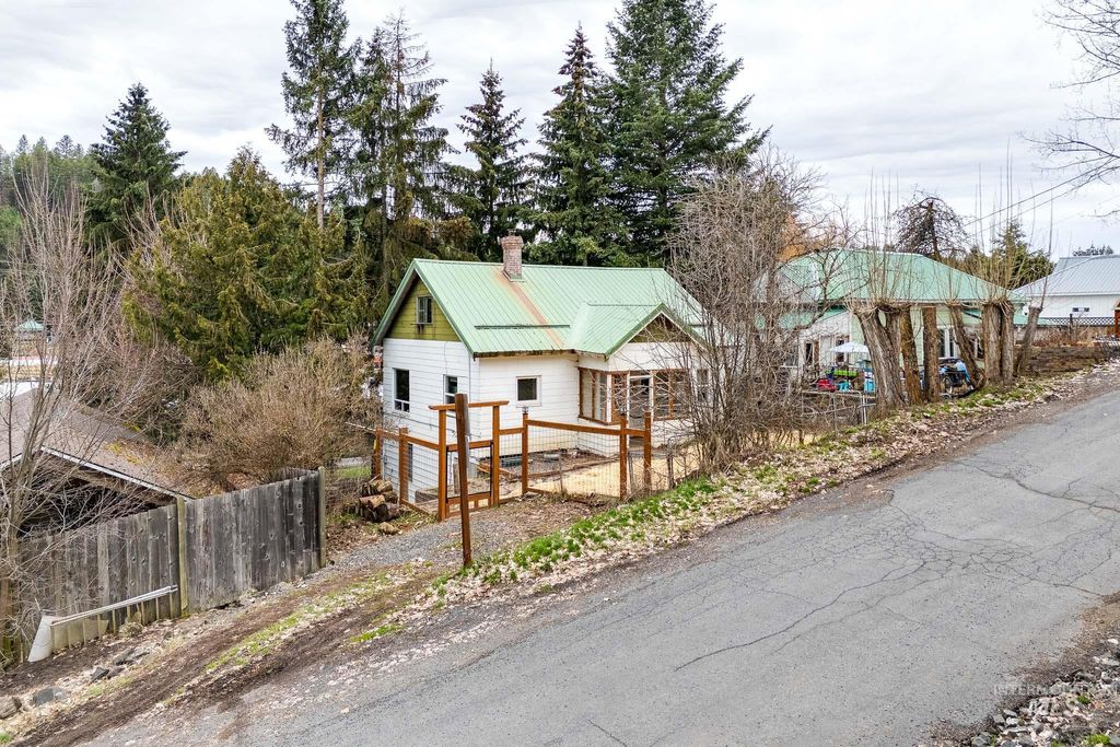 Photo of 415 S Pine St, Troy, ID 83871 (MLS # 98978819)