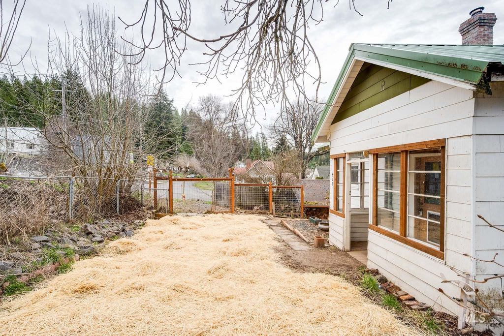 Photo of 415 S Pine St, Troy, ID 83871 (MLS # 98978819)