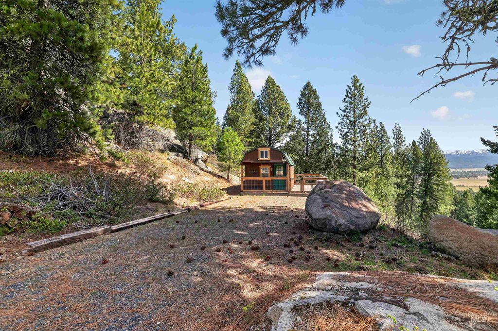 Photo of 506 Hilltop Rd, Cascade, ID 83611 (MLS # 98981558)
