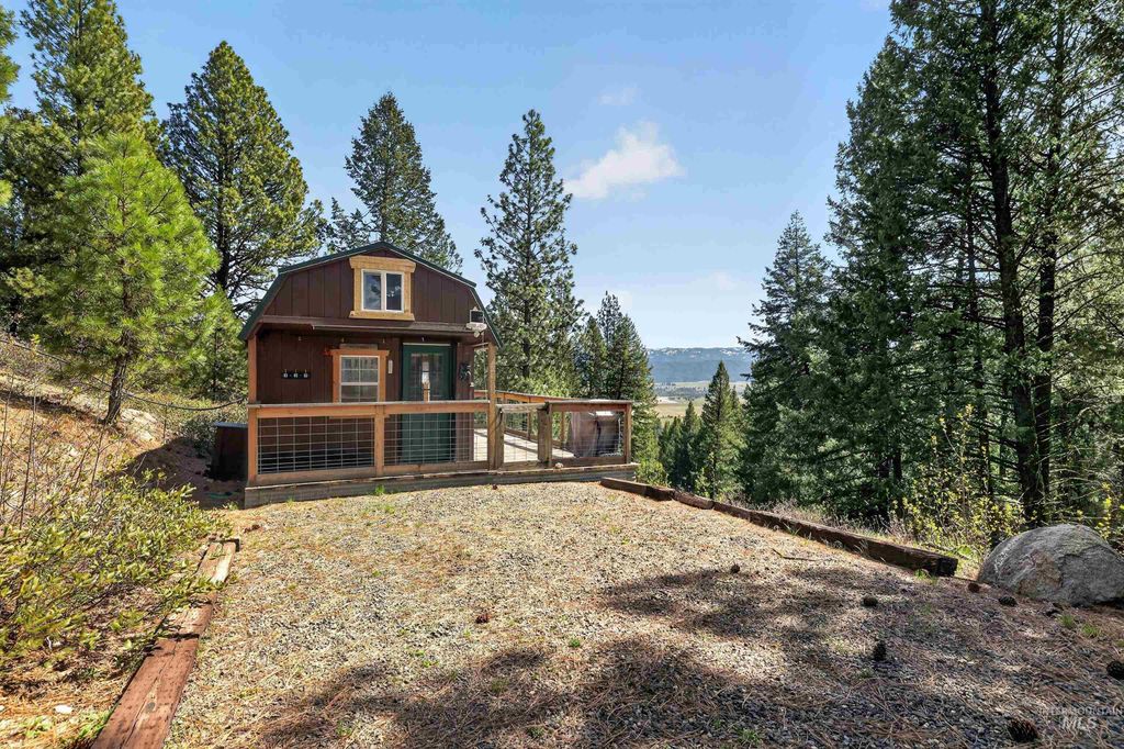 Photo of 506 Hilltop Rd, Cascade, ID 83611 (MLS # 98981558)