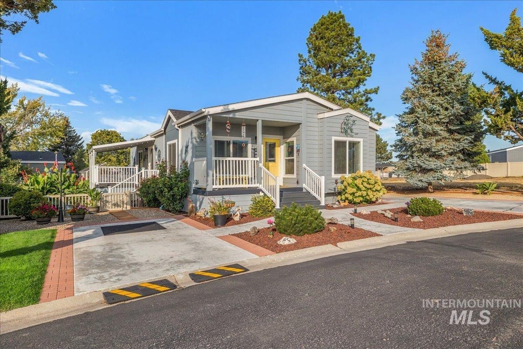 Photo of 8225 Blue Ridge Ln, Boise, ID 83716 (MLS # 99000337)