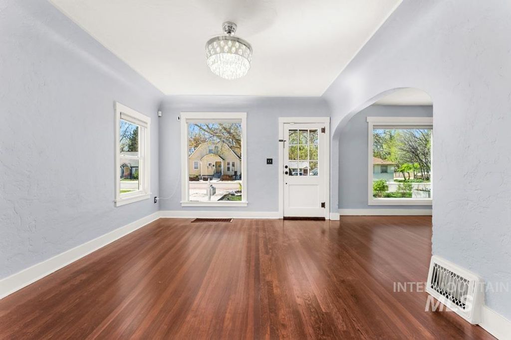 Photo of 302 S Peasley St, Boise, ID 83705 (MLS # 98981040)