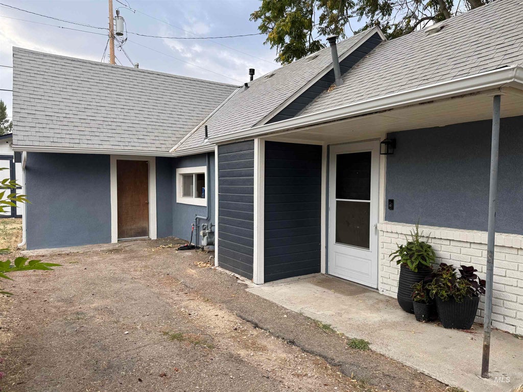 Photo of 1420 10th Ave South AVE, Nampa, ID 83651 (MLS # 98999020)