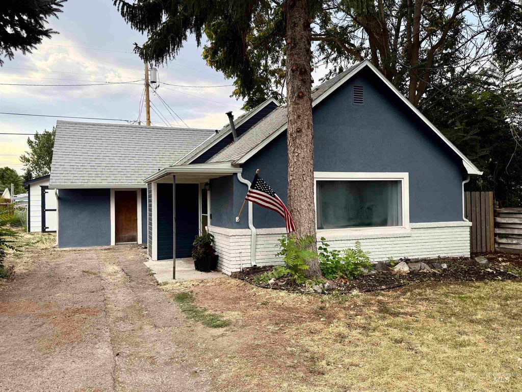 Photo of 1420 10th Ave South AVE, Nampa, ID 83651 (MLS # 98999020)