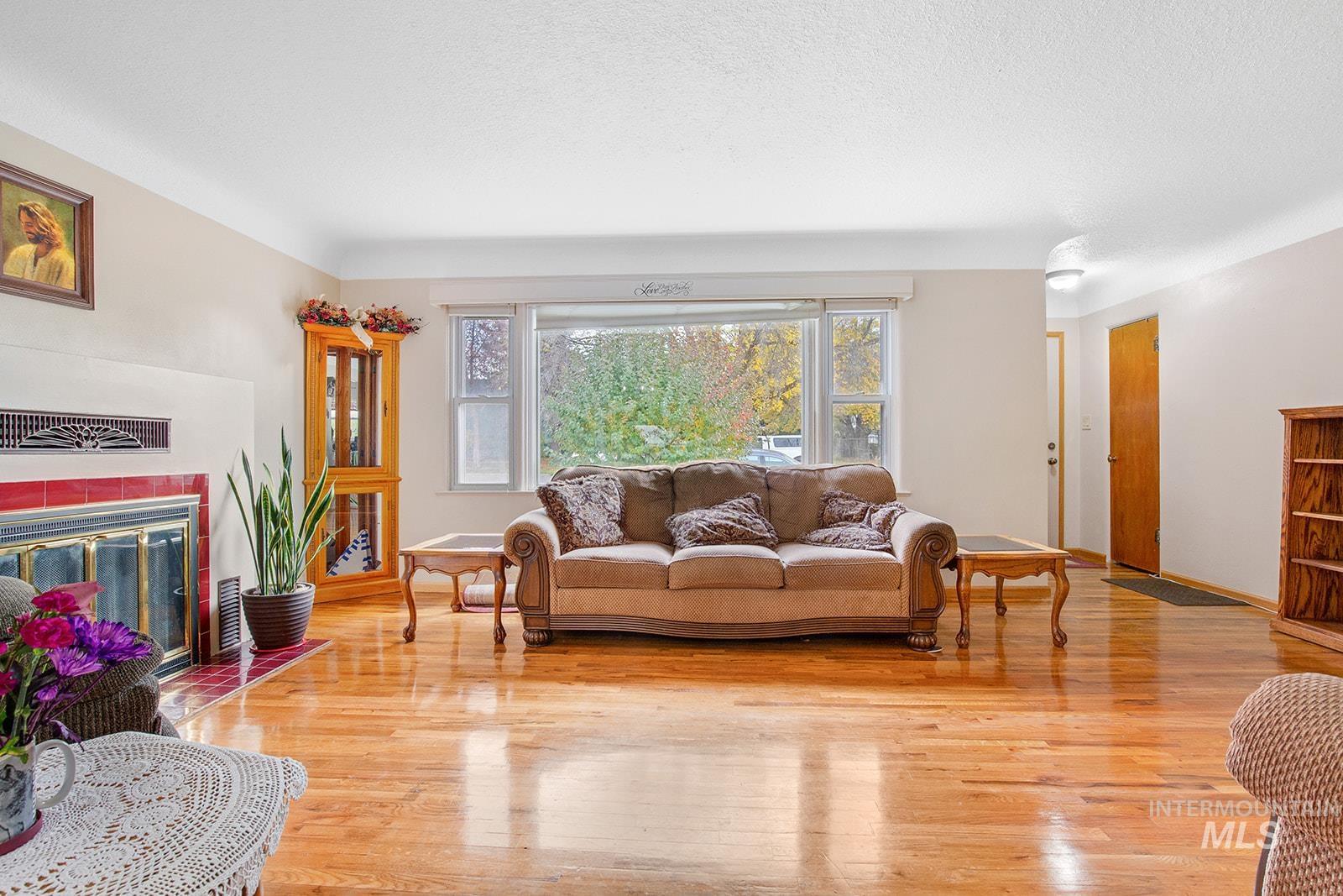 604 E Avenue A