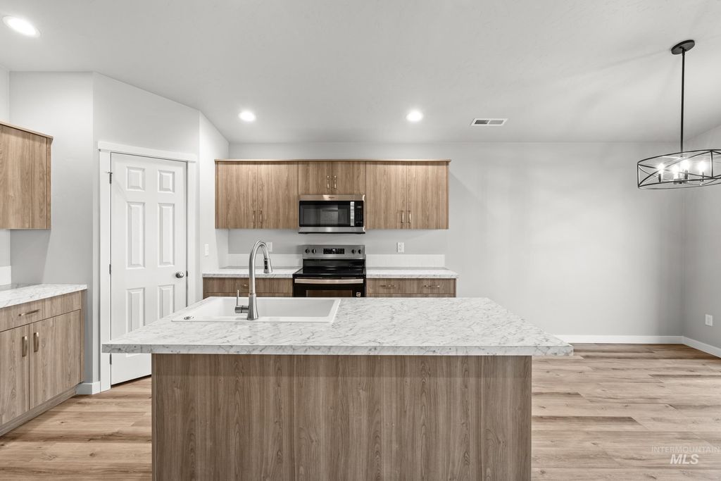 Photo of 812 NE Trailridge St, Mountain Home, ID 83647 (MLS # 98978041)