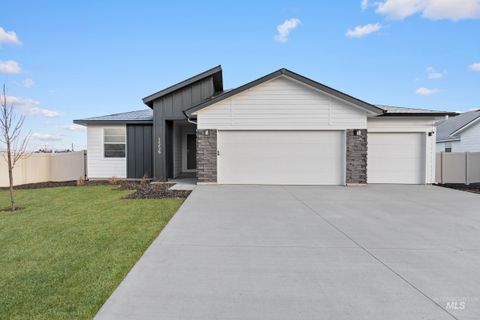 Photo of 812 NE Trailridge St, Mountain Home, ID 83647 (MLS # 98978041)