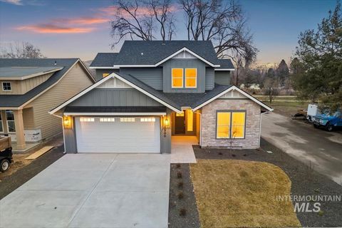 Photo of 3300 N 39th St, Boise, ID 83703 (MLS # 98974846)