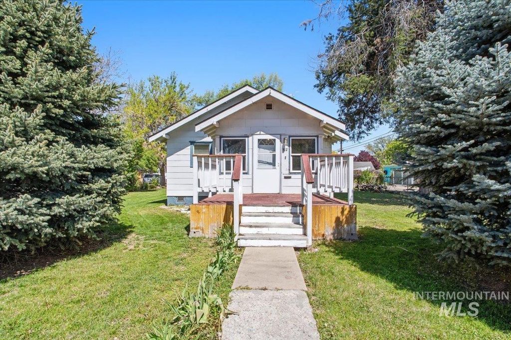 Photo of 512 7th Street S St, Nampa, ID 83651 (MLS # 98984105)