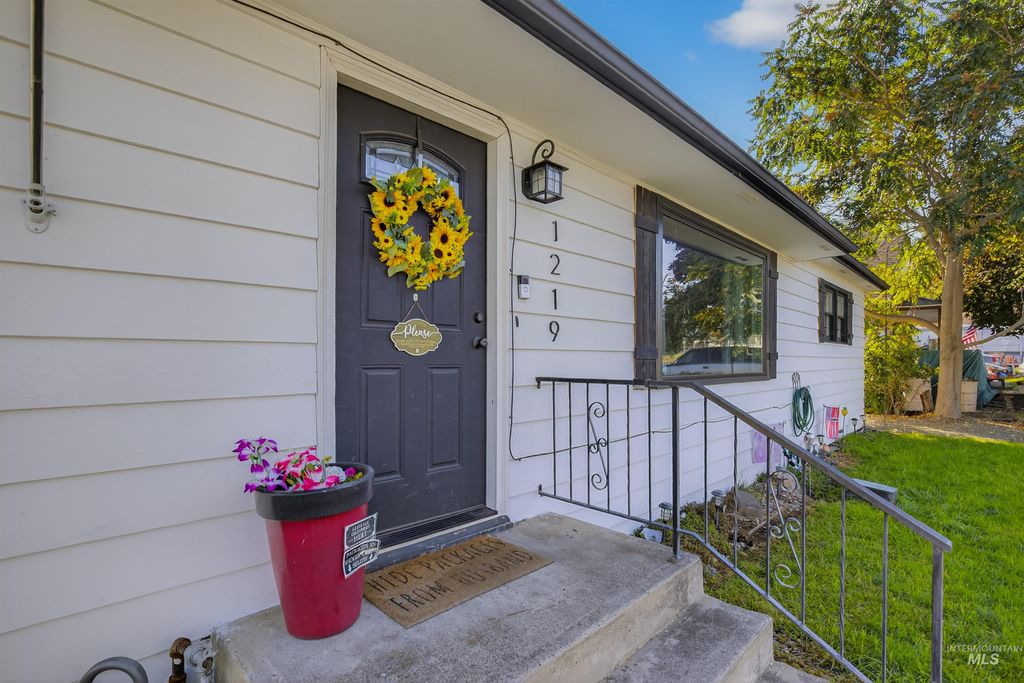 Photo of 1219 Billups Street, Clarkston, WA 99403 (MLS # 98962515)