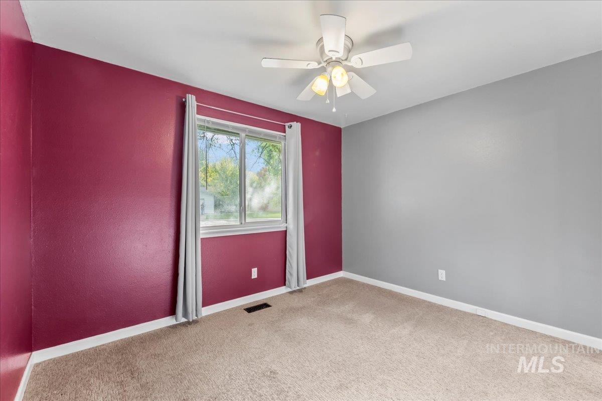 Unfurnished room with carpet flooring and ceiling fan