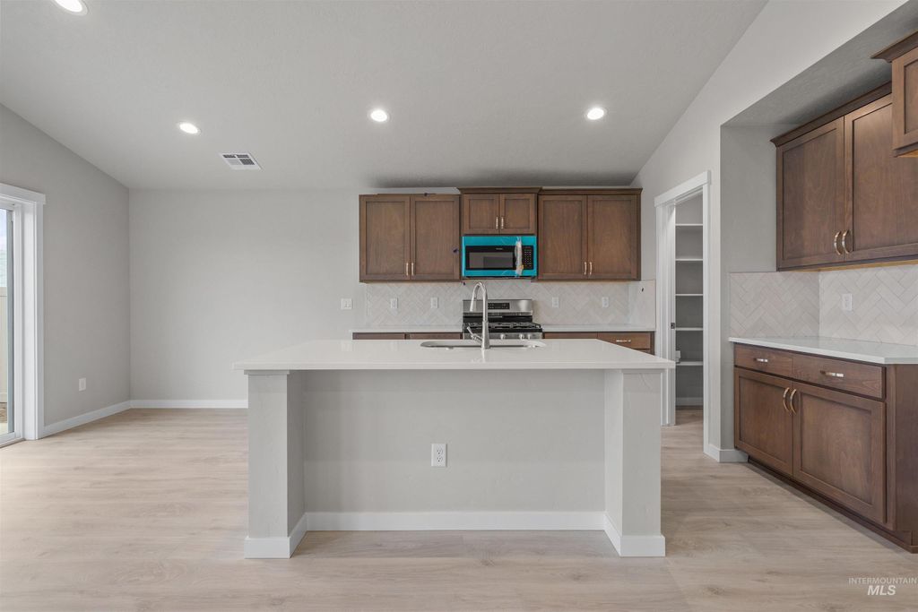 Photo of 1575 SW Silverstone Ave, Mountain Home, ID 83647 (MLS # 98976851)