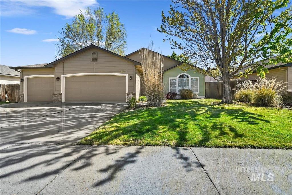 Photo of 531 E Sedgewick St, Meridian, ID 83646 (MLS # 98985645)