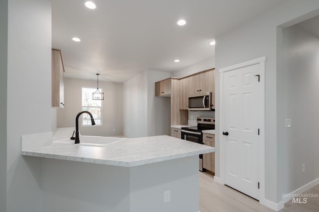 Photo of 47 S Sweetgrass Ave, Nampa, ID 83651 (MLS # 98965341)