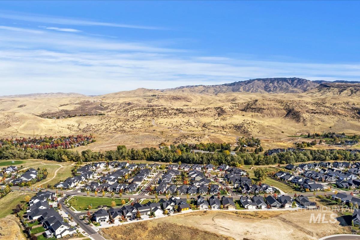 View of property location featuring nearby suburban area and mountains