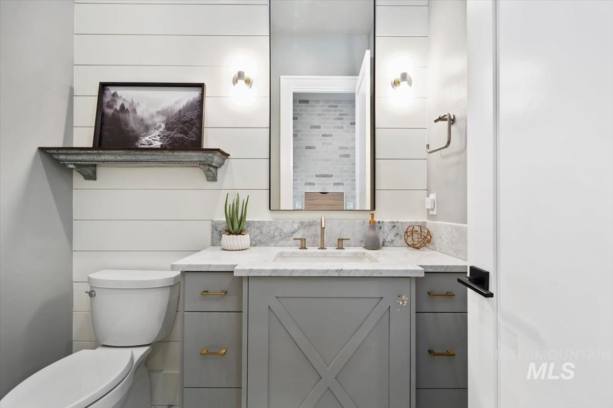 Bathroom with vanity and backsplash