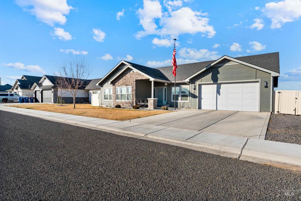 Photo of 1005 Kenbrook Loop, Twin Falls, ID 83301 (MLS # 98975737)